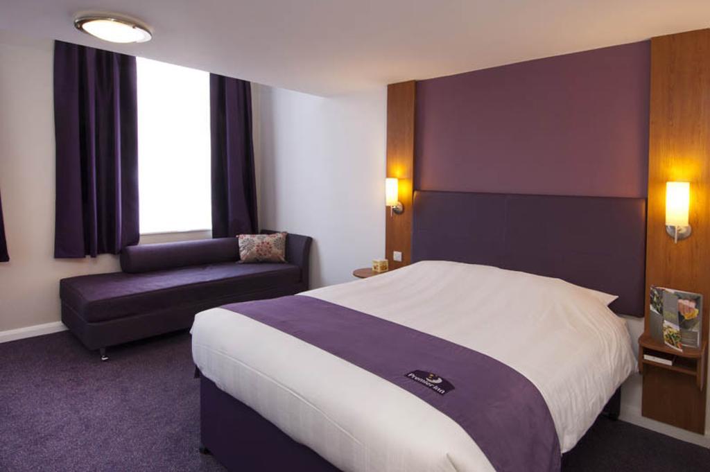 Dundee East Premier Travel Inn Room photo