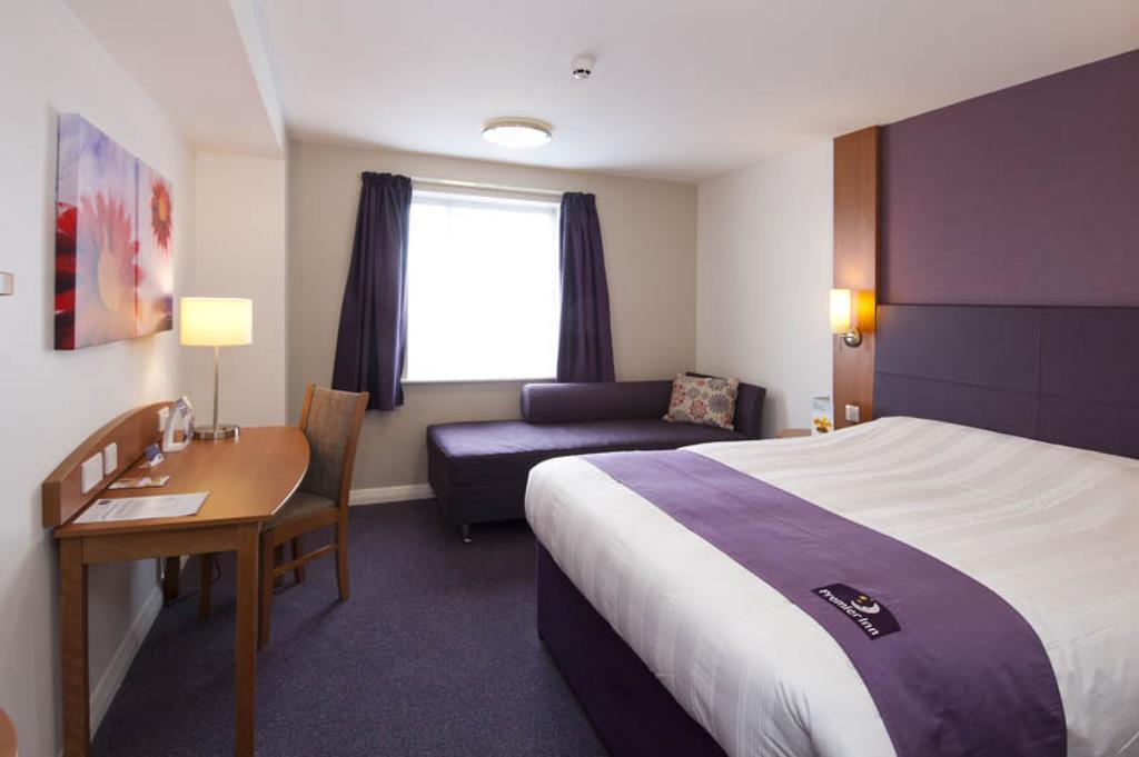 Dundee East Premier Travel Inn Room photo