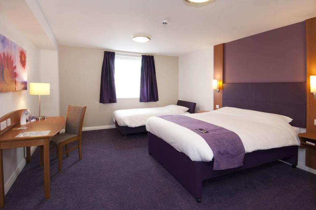 Dundee East Premier Travel Inn Room photo