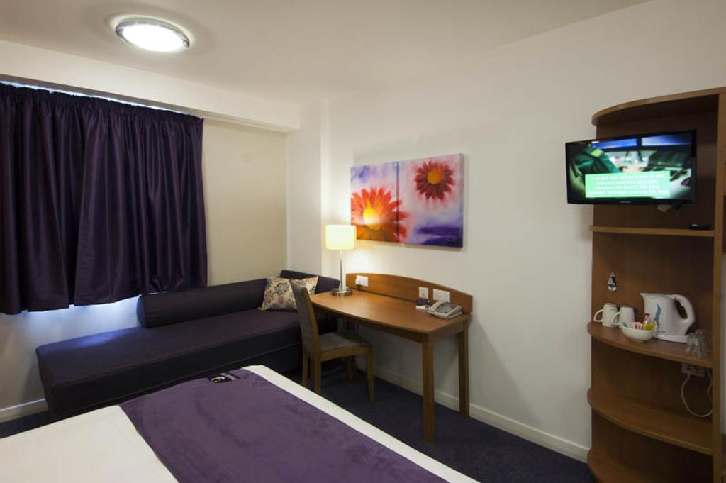 Dundee East Premier Travel Inn Exterior photo