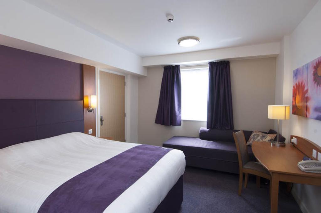 Dundee East Premier Travel Inn Room photo