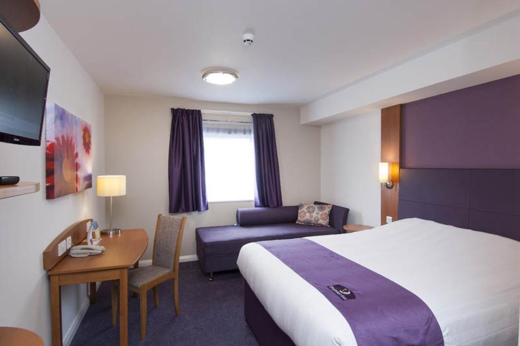 Dundee East Premier Travel Inn Room photo